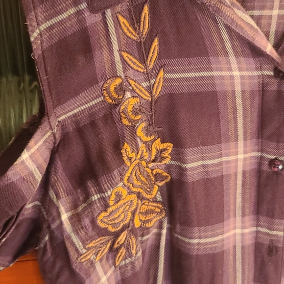 Plaid shirt with open shoulders - Picture 2 of 4